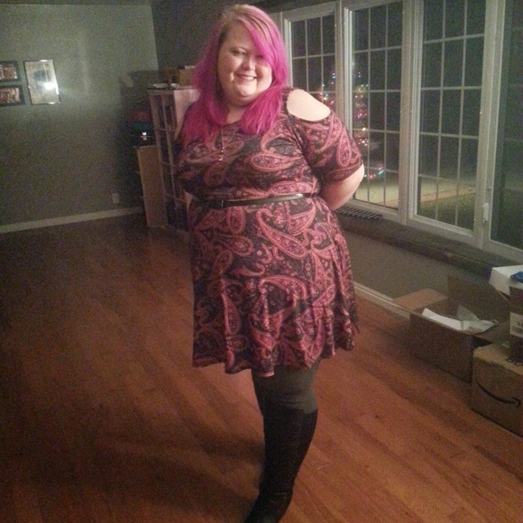 Pink Clove Paisley cold shoulder dress - Picture 5 of 5